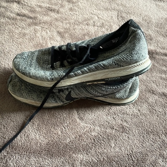 Nike running shoes - Picture 2 of 4